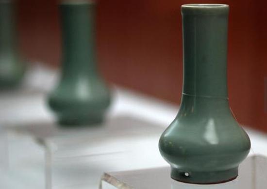 南宋，龍泉窯，粉青釉鼓腹瓶 