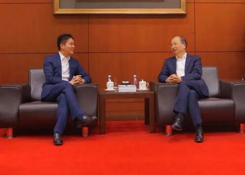 中國工商銀行董事長易會滿和京東集團董事局主席兼首席執(zhí)行官劉強東見證了雙方合作協(xié)議的簽署。 