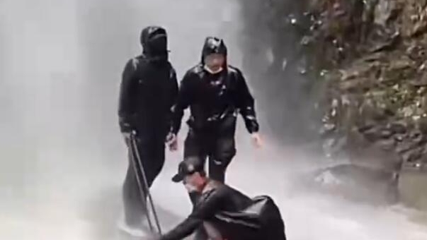 暴雨天打卡瀑布出什么片？ 警示教育片！