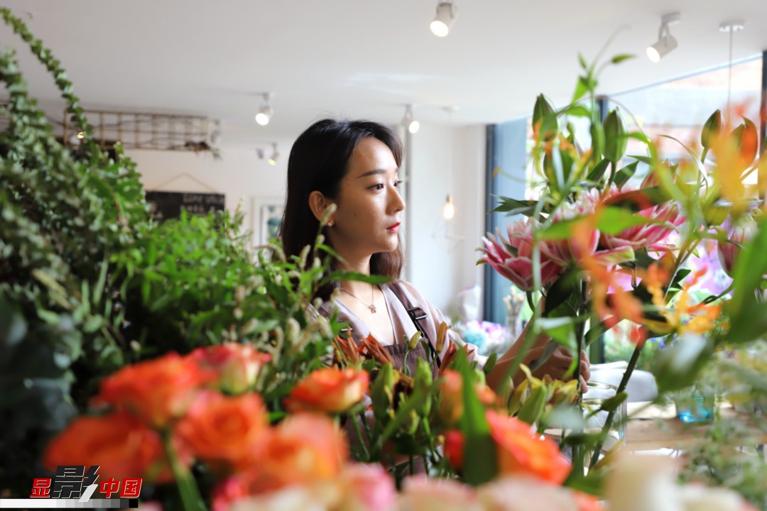 每天和花打交道是一個幸福的職業(yè)，但同時也充滿壓力和挑戰(zhàn)，“花在呈現(xiàn)給客人的那一瞬間是美好的，但前面的每一個步驟都是很辛苦的?！蓖趵桄抡f，花藝是最原始的手工藝產(chǎn)品，沒有辦法機械化、流程化和規(guī)模化，必須要用雙手一點點地賦予其生命和美感。圖為王黎媛在挑選制作花束的鮮花。新華網(wǎng) 周亞平/攝 念新洪/文