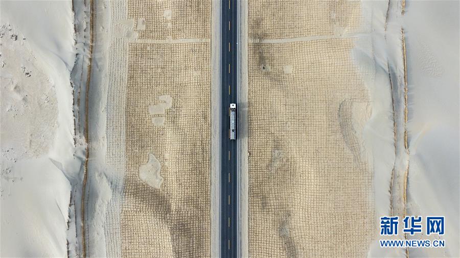 (壯闊東方潮奮進新時代——慶祝改革開放40年)(4)公路在“死亡之海”里延伸