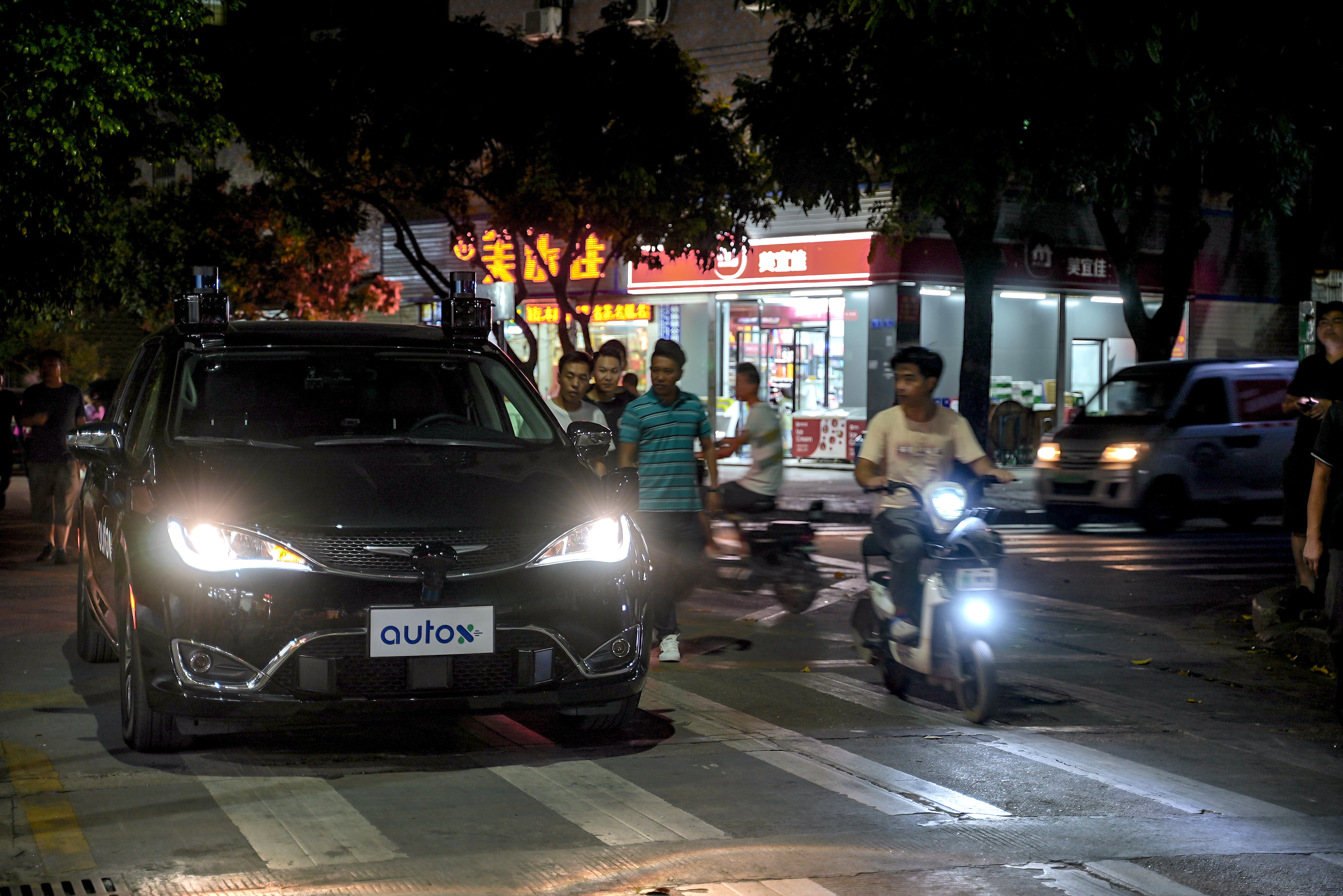 圖片3. AutoX無(wú)人車(chē)行駛在深圳城中村.jpeg
